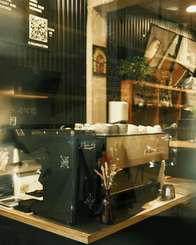 La Marzocco espresso machine on the coffee bar at Bacan in Palma